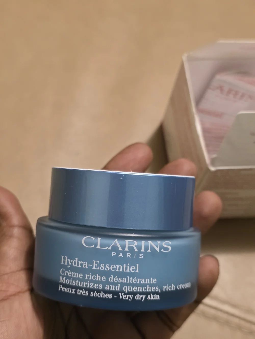 Clarins Hydra-Essentiel Moisturizing Rich Cream - White/Red - Picture 4 of 5